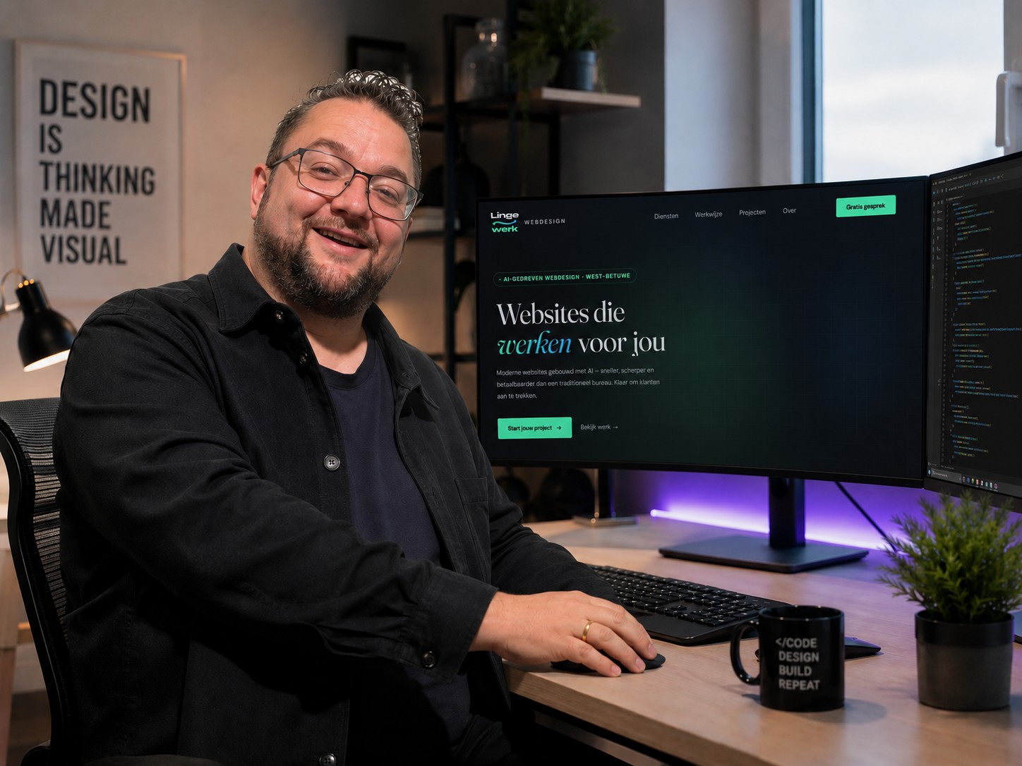 Marcel de Jongh, oprichter van Lingewerk Webdesign, aan zijn bureau